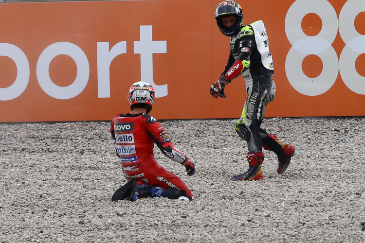 Andrea Dovizioso und Johann Zarco im Kiesbett von Montmeló