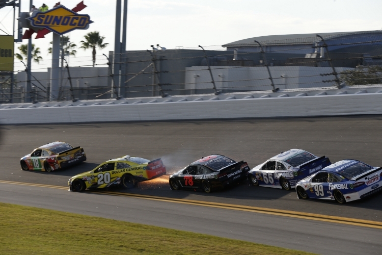 Matt Kenseth (20) zog direkt vor Kurt Buschs Auto