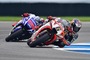 Stefan Bradl vor Jorge Lorenzo