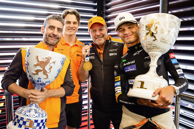 McLaren feiert: Teamchef Andrea Stella, Oscar Piastri, CEO Zak Brown, Zandvoort-Sieger Lando Norris