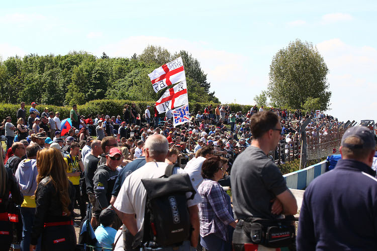 Die britischen Fans kommen immer zahlreich zur Superbike-WM – egal bei welchem Wetter