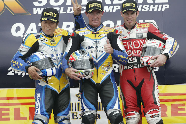 Das erste Podium der Superbike-WM in Katar: Sieger Troy Corser (mitte), Yukio Kagayama (li) und Regis Laconi (re)
