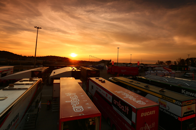 Abendstimmung im Superbike-WM-Fahrerlager von Jerez