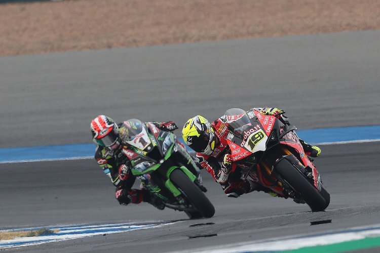 Jonathan Rea hinter Alvaro Bautista