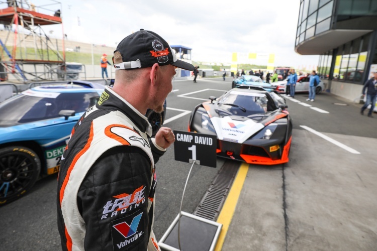 Reinhard Kofler bejubelt den Sieg des KTM X-Bow GT4 in Oschersleben