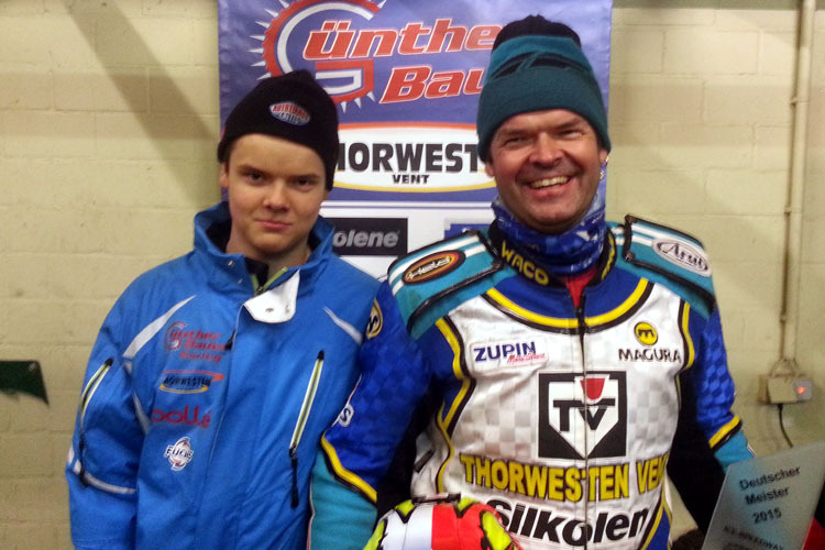 Luca (links) und Günther Bauer - Der deutsche Eisspeedway-Meister 2015