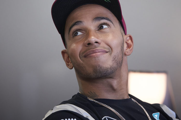 Lewis Hamilton: «Ich vermisse die alten Strecken, auf denen man nicht einfach die weisse Linie kreuzen, über die Randsteine brettern und anschliessend wieder weiterfahren kann»