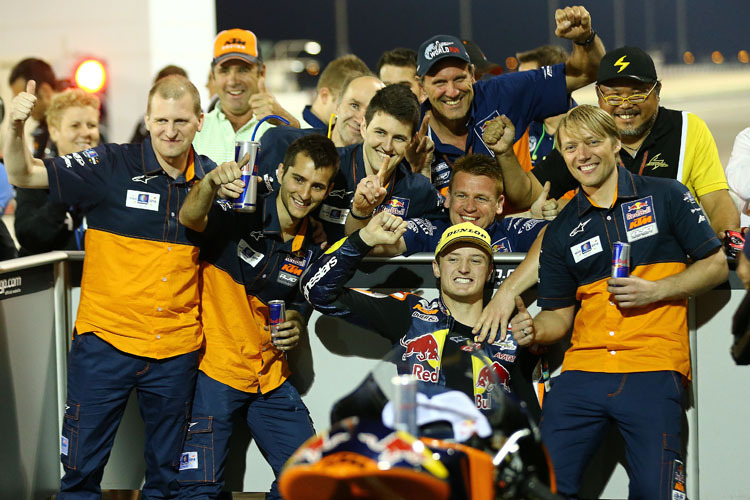 Das Red-Bull-KTM-Ajo-Team um Sieger Jack Miller (gelbe Mütze, li. Teamchef Aki Ajo) in Feierlaune