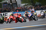 Andrea Dovizioso (4) hielt die ganze Meute vier Runden lang in Schach