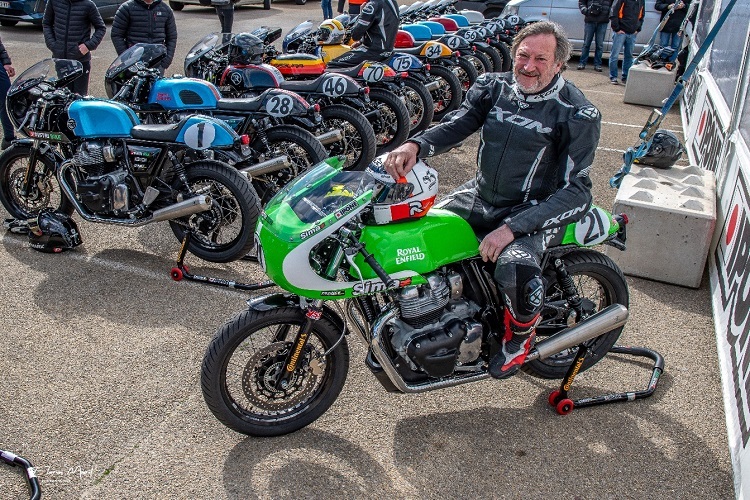 Frédéric Fourgeaud bei einem Lauf des Ipone Continental Cup, den er selbst ins Leben gerufen hat, um mit einer Royal Enfield Continental GT Rennen zu fahren