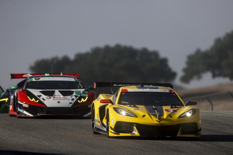 Unterschiedliche Klassen: Vorne die Corvette C8.R (GTE) und der Lamborghini Huracán GT3