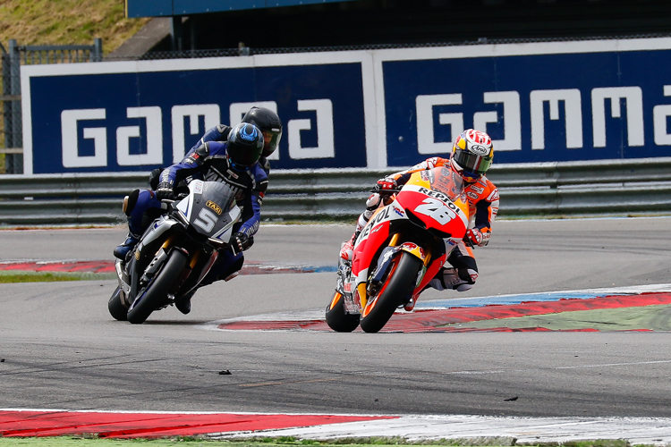 Michael Galinski (li.) auf Tuchfühlung mit Pedrosa