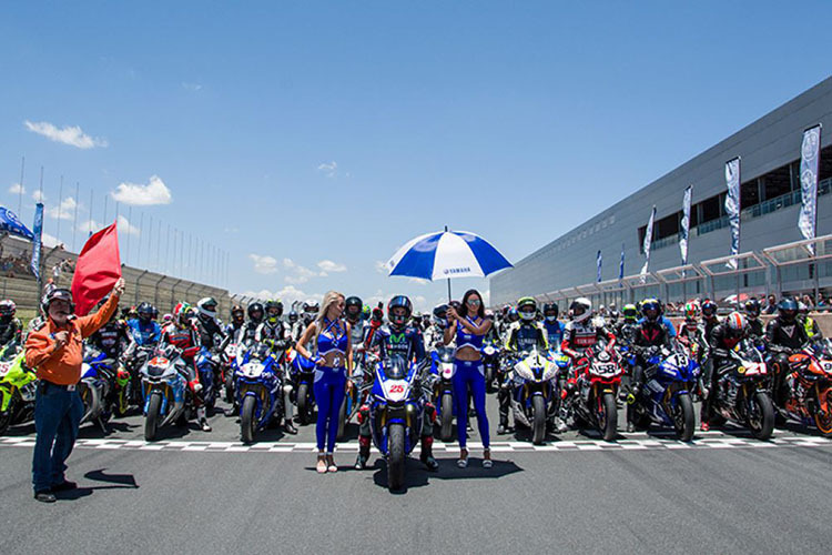 Viñales drehte einige Runden mit einheimischen Superbike-Piloten und Yamaha-Kunden