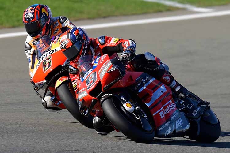 Valencia-2-GP: Stefan Bradl (6) beim Kampf gegen Petrucci (9)