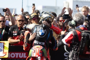 Am Ende versöhnten sich Toprak Razgatlioglu und Nicolo Bulega)