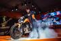 Moto3-Weltmeister Brad Binder hatte die Ehre, auf der Bühne in Mailand den 130 dB lauten Prototyp der KTM 790 Duke anzuwerfen
