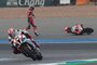 Tom Sykes, im Hintergrund der gestürzte Chaz Davies