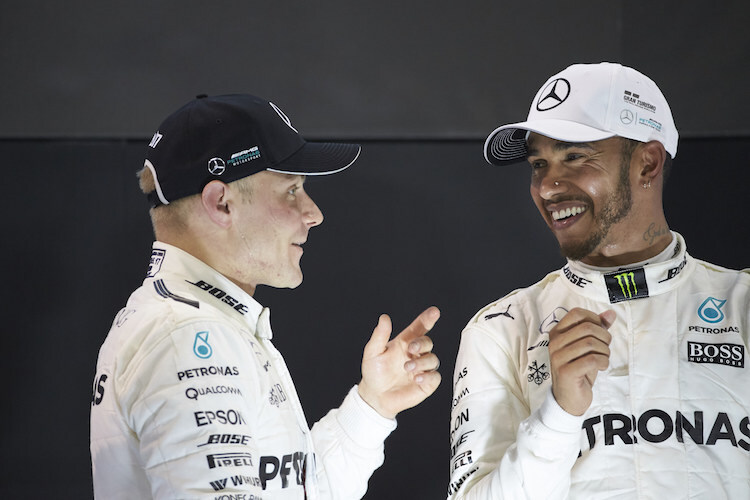 Lewis Hamilton mit seinem Teamkollegen Valtteri Bottas