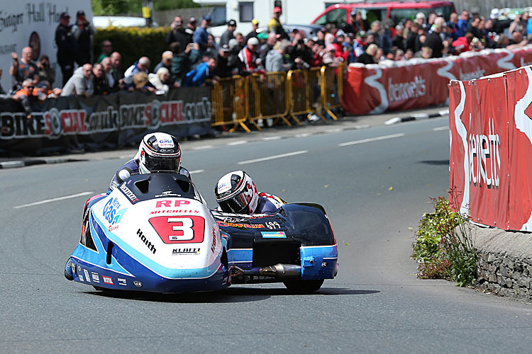 Ben und Tom Birchall auf ihrem Weg zum zweiten TT-Sieg 2015