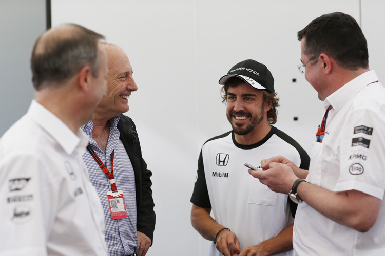 Fernando Alonso (Zweiter von rechts) mit (von links) Jonathan Neale, Ron Dennis und Eric Boullier von McLaren