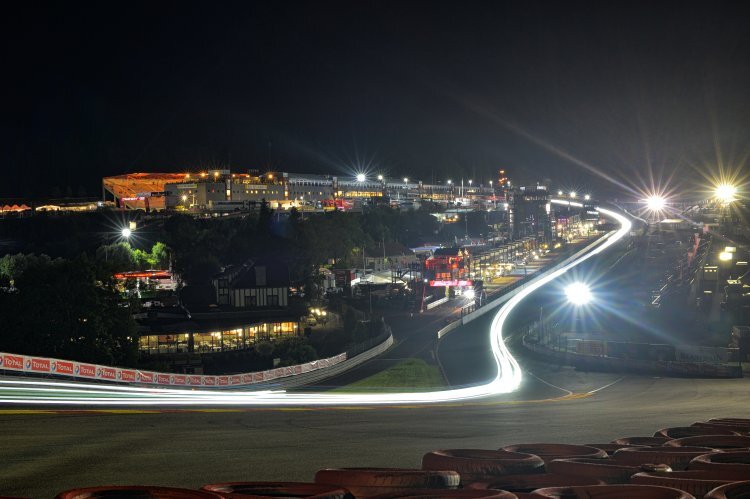 Blick auf die Eau Rouge und das Fahrerlager der 24h von Spa-Francorchamps