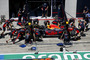 Die Red Bull Racing-Jungs üben den Reifenwechsel