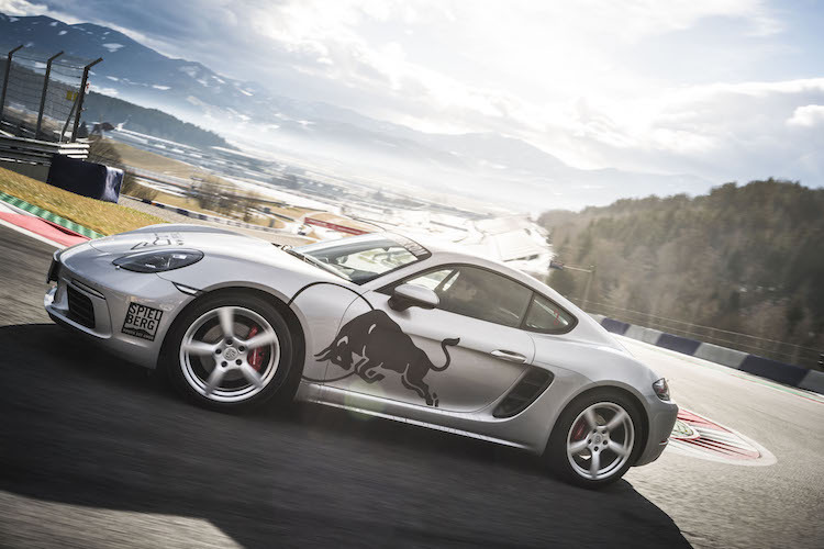 Der Porsche Cayman S schafft es in nur 4,2 Sekunden von 0 auf 100 km/h