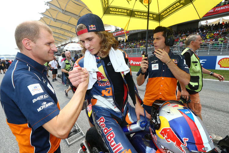 Teamchef Aki Ajo beim Sepang-GP 2015 mit Karel Hanika