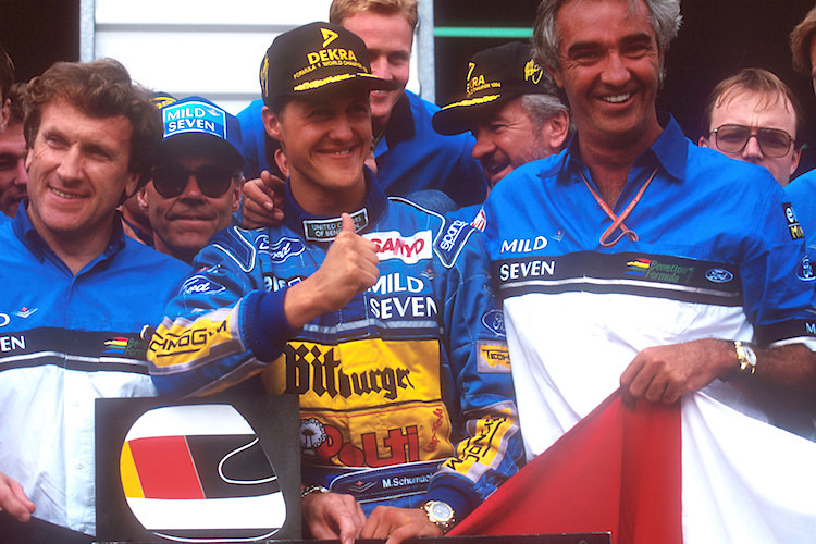 Michael Schumacher mit Flavio Briatore (rechts) nach dem ersten Titelgewinn in Australien 1994