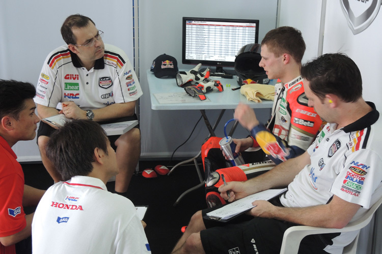 Briefing: Beefy Bourguignon (li.) mit Stefan Bradl