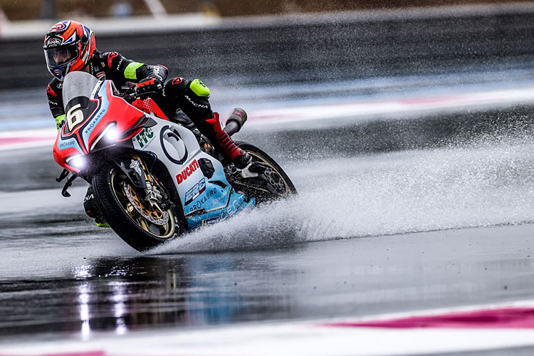 Lorenzo Zanetti (ERC Endurance Ducati) pflügt sich durch die Regenpfützen