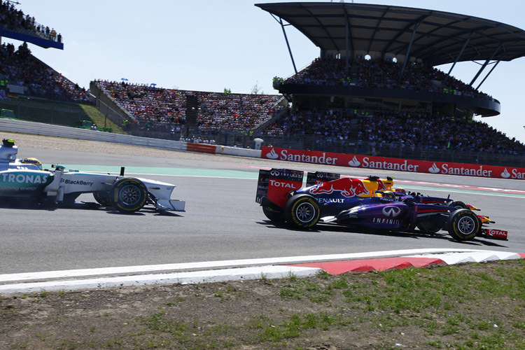 Start des Nürburgring-GP: Sebastian Vettel (re.) ist schon vor Polesetter Lewis Hamilton 