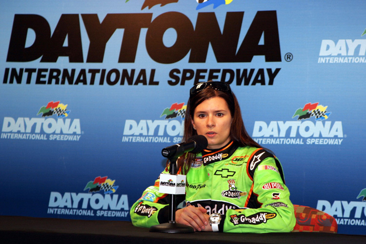 Danica Patrick fährt auch im Sommer NASCAR
