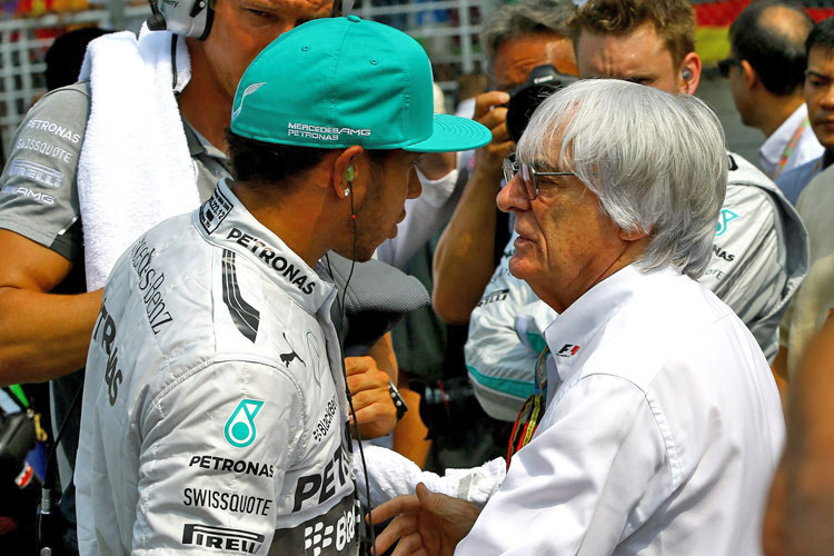 Bernie Ecclestone (r.) drückt seinem Landsmann Lewis Hamilton die Daumen im WM-Kampf