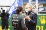 Formel-1-CEO Stefano Domenicali im Gespräch mit Lewis Hamilton