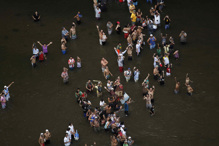 Für die Dakar gehen die Fans auch mal durch’s Wasser