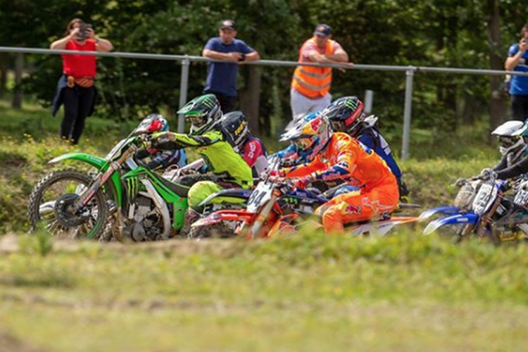 Romain Febvre setzt sich am Start gegen Jeffrey Herlings und Henry Jacobi durch