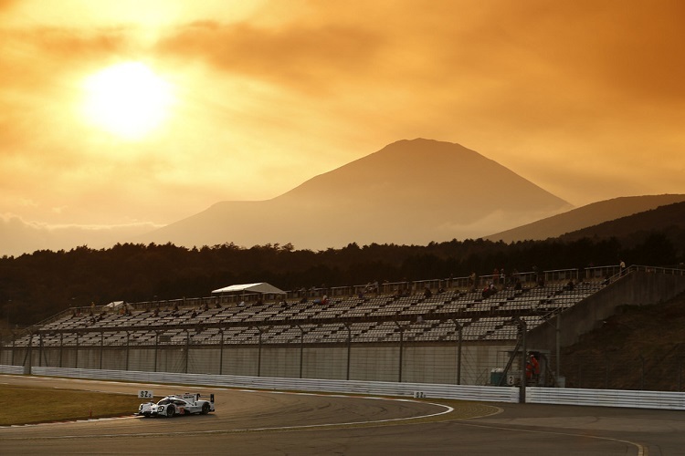 Schneller Wagen vor Traumkulisse: Der Porsche 919 Hybrid im Schatten des Mount Fuji