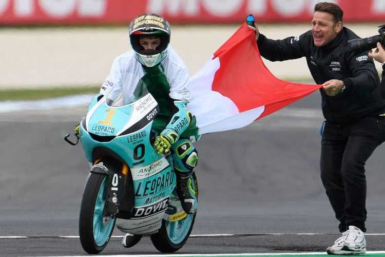 Weltmeister Lorenzo Dalla Porta bekam von seinem Vater Massimiliano die italienische Trikolore