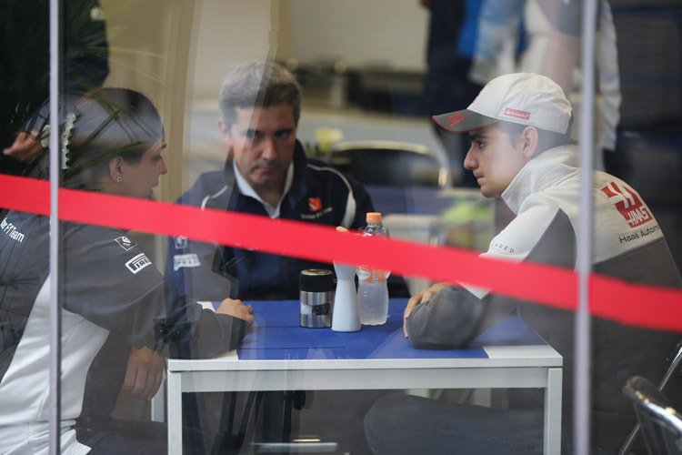 Esteban Gutiérrez wurde im Fahrerlager von Interlagos im Gespräch mit seiner früheren Chefin Monisha Kaltenborn gesichtet