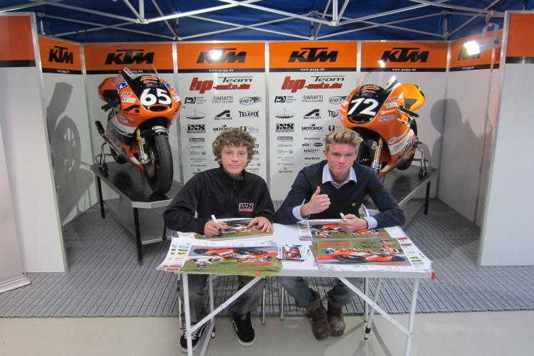 Öttl (links) und Kristiansson geben Autogramme