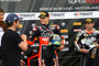 Carlos Checa fungierte nach Karriereende öfters bei Siegerehrungen – hier in Aragon 2015 nach der Superpole mit Chaz Davies