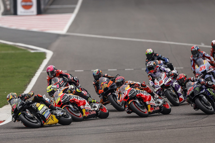 Ein ungewohntes Bild: Marco Bezzecchi, dahinter Joan Mir und Marc Márquez auf den beiden Repsol-Honda