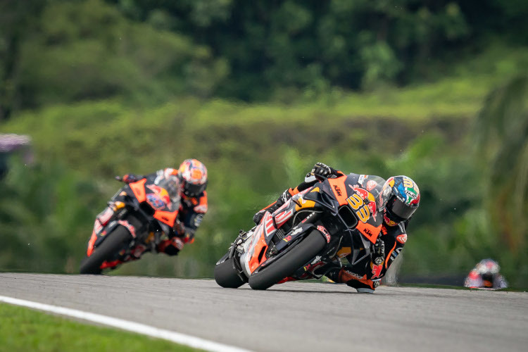 Brad Binder vor seinem Red Bull-KTM-Teamkollegen Jack Miller