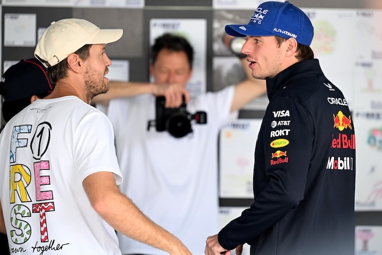 Sebastian Vettel im Gespräch mit Max Verstappen