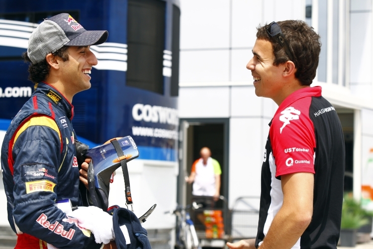 Daniel Ricciardo (l.) hat Grund zur Freude.