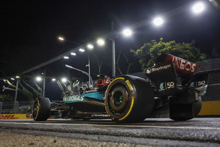 Lewis Hamilton in seinem Mercedes. Das Team fährt in Singapur mit einer Jubiläums-Lackierung für Sprit-Lieferant Petronas