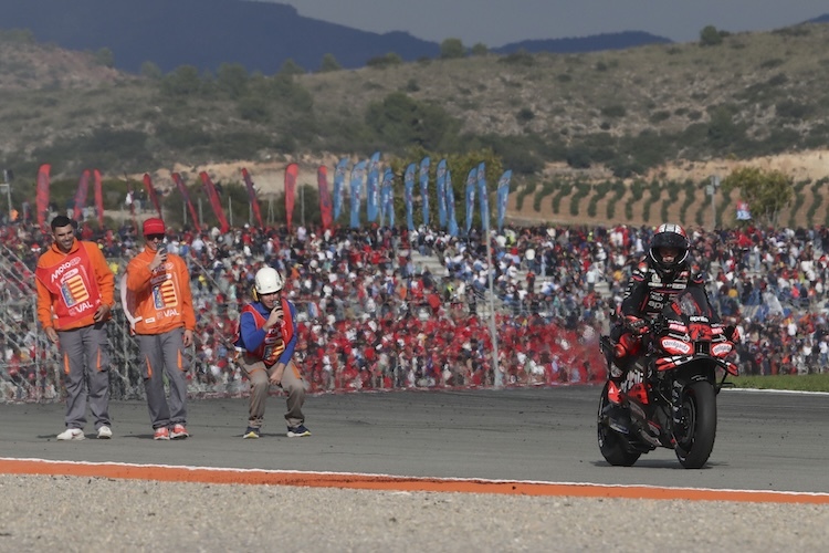 Marco Bezzecchi gewinnt das Rennen