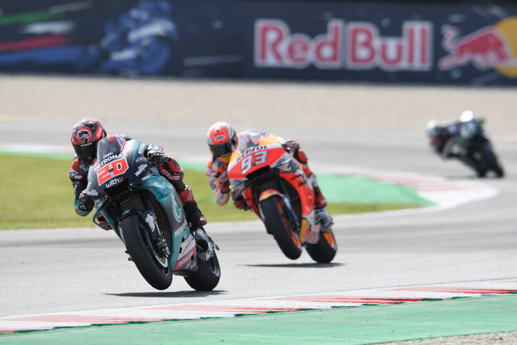 Diese Bild bot sich in Misano bis zur letzten Runde: Fabio Quartararo dicht gefolgt von Marc Márquez