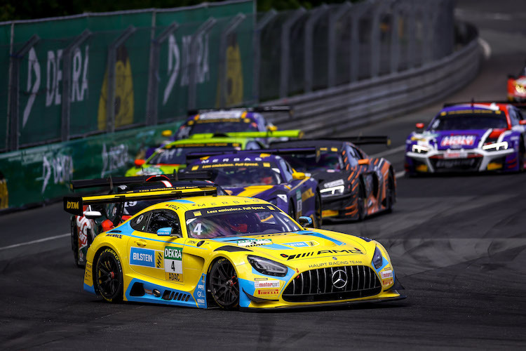  Luca Stolz und Arjun Maini (blau-gelber AMG GT3 im Hintergrund) starten auch 2024 für das Haupt Racing Team in der DTM